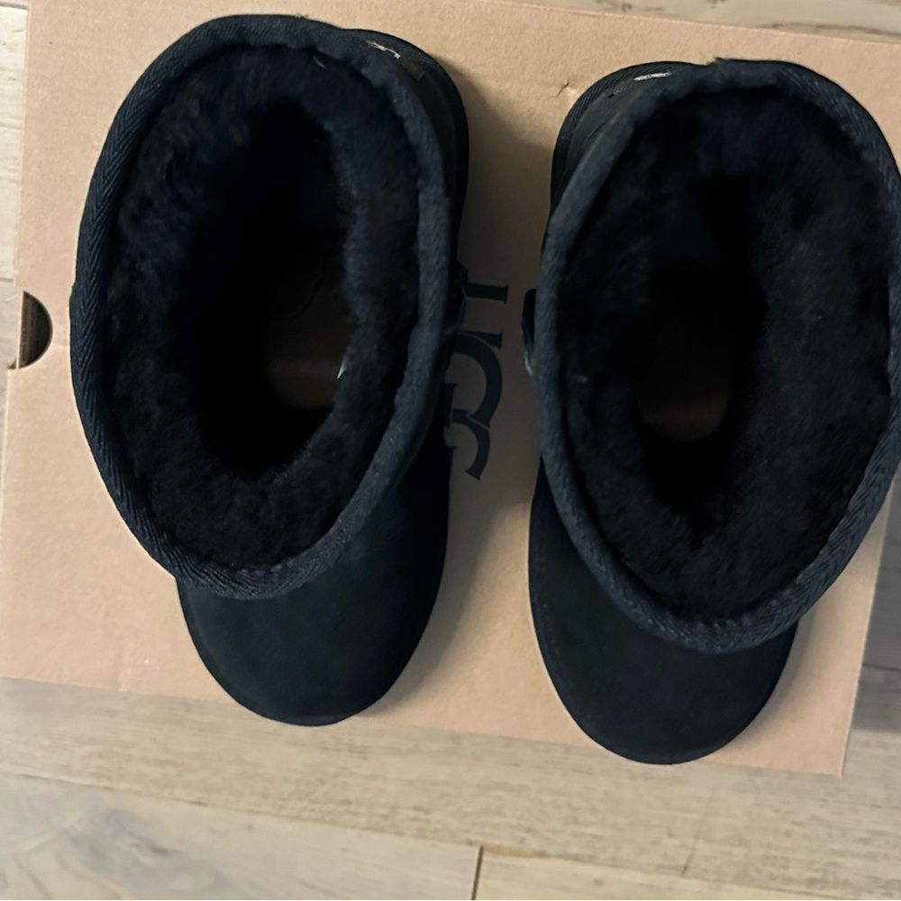 UGG Classic II Boots For Kids Size US 4 (BLACK & CHESTNUT). Worn twice, Like New - Picture 8 of 14